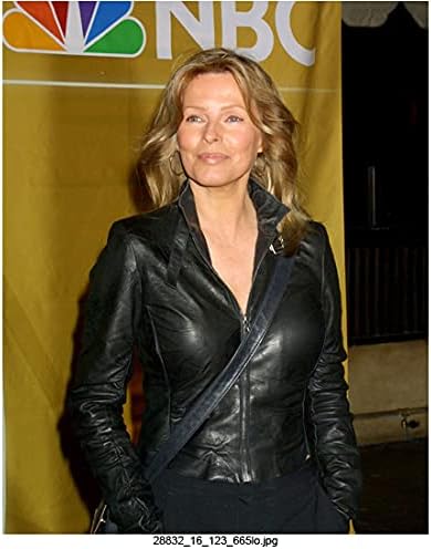 Cheryl Ladd în picioare, mâinile în buzunar, poartă geacă de piele neagră, fundal auriu 8 inch cu 10 Inch fotografie, BG