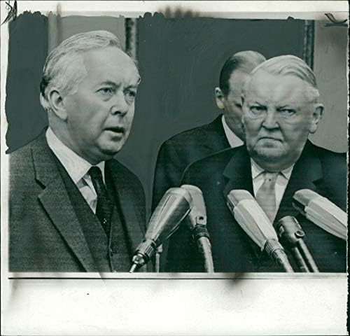 Fotografie de epocă a lui Harold Wilson și Dr. Erhard.