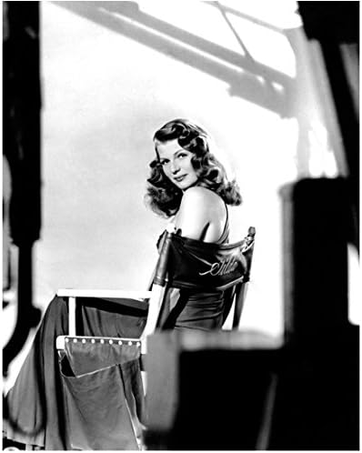 Rita Hayworth Gilda în rochie de seară vintage, așezat pe scaunul unui regizor, care privește peste umăr Promotional Black & Albul 8 X 10 Fotografie