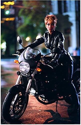 Halle Berry 8 inch x 10 inch Fotografie Catwoman stând pe motocicletă căutând din stânga KN
