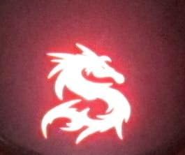 Dragonul tribal reflectorizant roșu - 2 1/2 x 3 matriți decal de vinil pentru căști, ferestre, mașini, camioane, cutii de scule, laptopuri, MacBook - practic orice suprafață dură și netedă